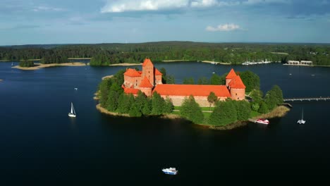 Vista-Panorámica-De-Los-Veleros-En-El-Lago-Galve-Con-El-Castillo-De-La-Isla-De-Trakai,-Lituania
