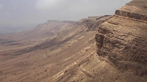 Zeitrafferwolken-In-Trockener-Wüste,-Berge-Im-Hintergrund,-Israel,-Statische-Aufnahme