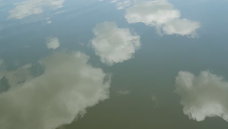 Reflexion-Der-Wolken-Auf-Der-Wasseroberfläche