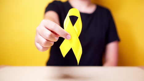 Suizidpräventionstag,-Sarkom-,-Knochen-,-Blasen--Und-Kinderkrebsbewusstseinsmonat,-Gelbes-Band-Zur-Unterstützung-Von-Menschen,-Die-Leben-Und-Krank-Sind