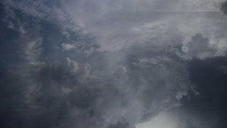 Pov-Regenwolken-Und-Dunkle-Gewitterwolken