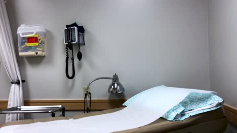 Arztpraxis-Mit-Einem-Untersuchungsbett-Und-An-Der-Wand-Montierten-Medizinischen-Instrumenten