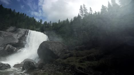 Schöner-Wald-Und-Wasserfall-Bei-Rutsche-Neigette-In-Quebec---Geneigter-Schwenk