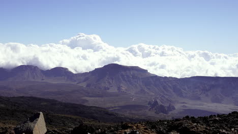 Puntualidad-Del-Parque-Nacional-Canario-Del-Teide-Nubes-En-La-Parte-Superior