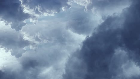 Dunkle-Wolken-Bewegen-Sich-Mit-Gewitter-Am-Himmel