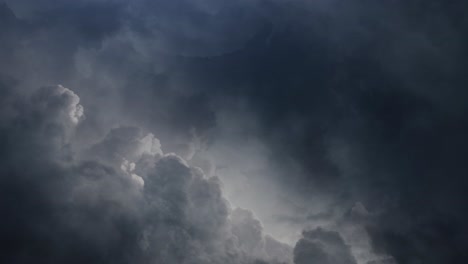 Gewitter,-Dunkle-Wolkenklumpen-Mit-Blitzen-4k