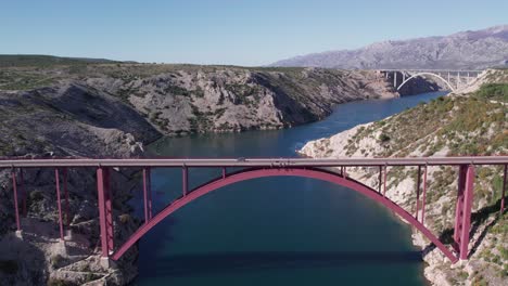 Puente-Maslenica-Que-Conecta-Masas-De-Tierra-Rocosa-En-Croacia,-Día-Soleado,-Antena