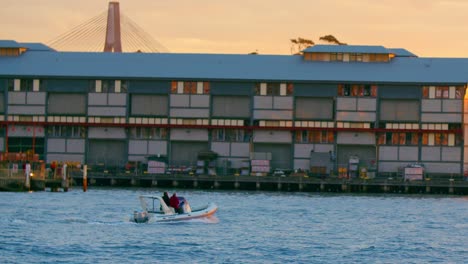 Zwei-Leute,-Die-Motorboot-In-Port-Jackson-Bei-Sonnenuntergang-In-Sydney,-Nsw,-Australien-Fahren