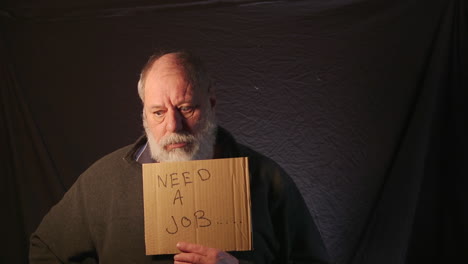 Alter-Obdachloser-Arbeitsloser-Mann,-Der-Eine-Arbeitskarte-Benötigt