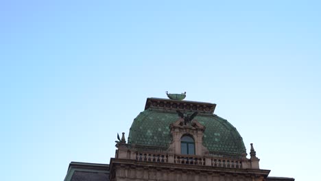 Slow-push-in-reveal-of-historical-building-in-city-center-of-Vienna
