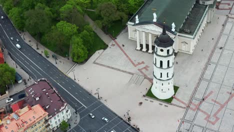 Domplatz-Von-Vilnius---Autos,-Die-Auf-Der-Straße-Vor-Der-Kathedrale-Und-Dem-Glockenturm-Von-Vilnius-In-Litauen-Fahren