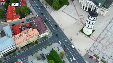 Traffic-Along-The-Road-At-The-Cathedral-Square-In-Vilnius-Town,-Lithuania