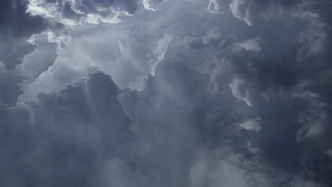 Flug-Durch-Dunkle-Kumulonimbuswolken,-Gewitter