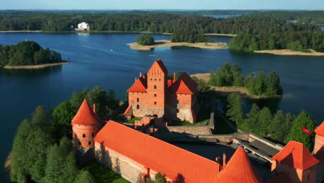 Castillo-Trakai-En-La-Isla-Lago-De-Galve-En-Vilnius,-Lituania