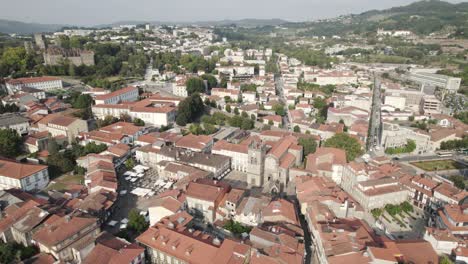 Aerial-towards-historic-17th-century-square-Largo-da-Oliveira-in-Guimaraes