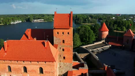 Rote-Backsteinmauer-Und-Dächer-Der-Burg-Trakai-Im-See-Galve-Auf-Der-Insel-Trakai-In-Litauen