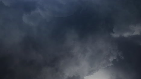 Blitze-In-Dunklen-Und-Sich-Bewegenden-Kumulonimbuswolken,-Gewitter-4k