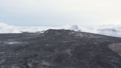 Volcán-Inactivo-Geldingadalsgos-En-Islandia-Con-Gran-Campo-De-Lava-Basáltica,-Antena