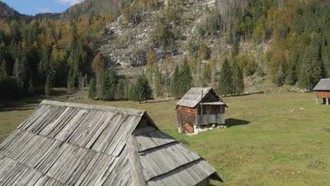 Historic-mountain-settlement-village-in-Slovenia-Alps-on-sunny-day,-aerial
