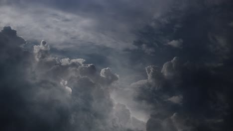 Relámpagos-Pov-Parpadean-Entre-Gruesas-Nubes-Cumulonimbus-En-El-Cielo,-Tormenta-Eléctrica