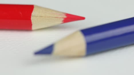 Roter-Und-Blauer-Buntstift-Aus-Holz-Auf-Weißer-Oberfläche---Kunst--Und-Handwerksgeräte---Rack-Fokus