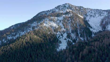Drone-Volando-Sobre-Las-Montañas-Durante-El-Invierno,-Movimiento-Hacia-Adelante