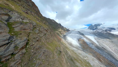 Volando-Hacia-El-Majestuoso-Gornergletscher---Glaciar-Gorner-Cerca-De-Zermatt-En-El-Cantón-De-Valais,-Suiza,-Europa