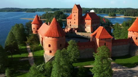 Castillo-De-La-Isla-De-Trakai-En-El-Lago-Galve,-Trakai,-Lituania