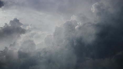 Pov-Blitze-Zwischen-Dicken-Wolken-Am-Himmel,-Gewitter