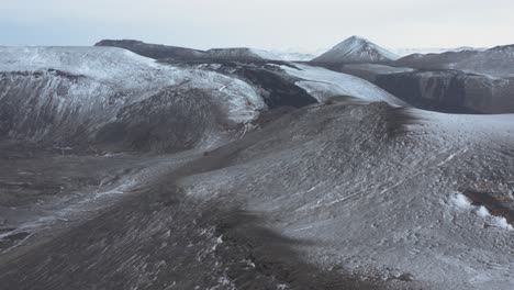 Islandia-Montañas-Salvajes-De-Las-Tierras-Altas-Con-Nieve-Ligera-En-Un-Día-Nublado,-Antena