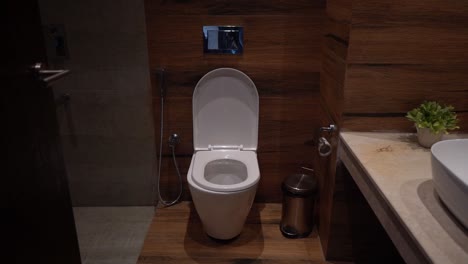 Einfache-Gemütliche-Hoteltoilette-Mit-Modernem-Rustikalem-Innendesign---Schwenk-Nach-Links