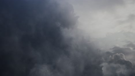 Pov-Volando-A-Través-De-Nubes-Cumulonimbus-Oscuras-Y-En-Movimiento,-Tormenta-Eléctrica