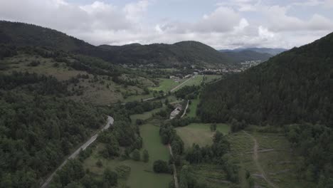 Video-Mit-Einer-Drohne,-Die-über-Die-Französischen-Pyrenäen-Fliegt