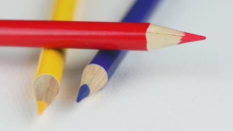 Lápices-De-Colores-Rojo,-Amarillo-Y-Azul-Sobre-Fondo-Blanco---Primer-Plano