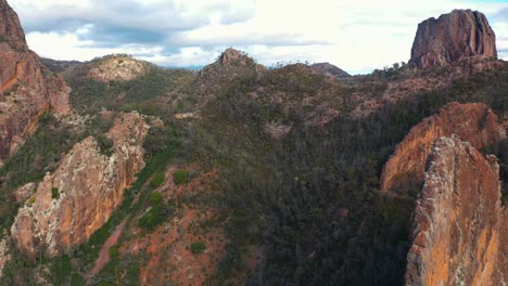 Wunderschöne-Felsformation-In-New-South-Wales,-Australien,-Rückzug-Aus-Der-Luft