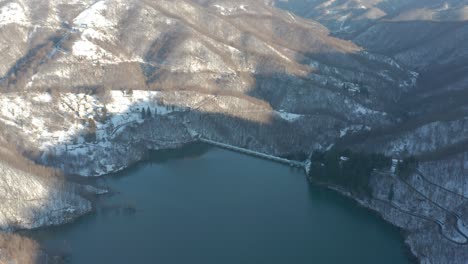 Aerial-view-of-a-lake-surrounded-by-the-snow