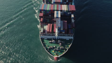 Luftaufnahme-Eines-Beladenen-Containerfrachtschiffs,-Das-über-Den-Ozean-Fährt