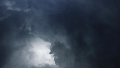 Pov-Blitze-Und-Dunkle-Wolken-Bewegen-Sich-Am-Himmel,-Gewitter-4k