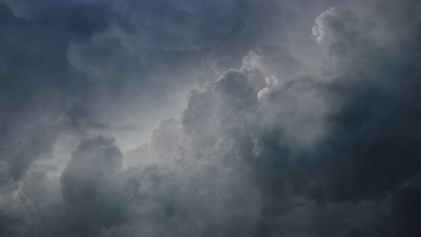 POV-Gewitter-Im-Zeitraffer,-Der-Durch-Dunkle-Cumulonimbus-Wolken-Am-Himmel-Fliegt-4k