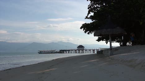 Vista-Panorámica-En-El-Resort-Y-Spa-De-La-Isla-Dos-Palmas-En-Puerto-Princesa-Con-Barco-Turístico-Anclado-En-El-Océano-En-Palawan,-Filipinas