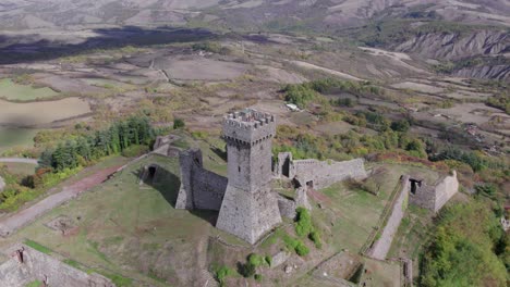 Old-stone-fort-tower-overlooking-countryside-in-Italy,-Rocca-di-Radicofani