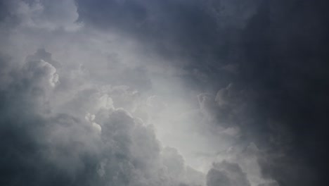 Relámpagos-Pov-Parpadean-Entre-Nubes-En-Movimiento-En-El-Cielo,-Tormenta