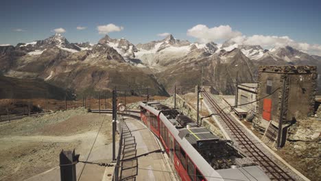 Aufnahme-Der-Gornergrat-bergbahn,-Die-Den-Bahnhof-In-Der-Schweiz-In-4k-Verlässt