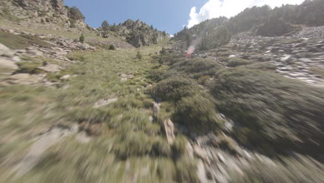 épico-Fpv-Drone-Acelerando-Subir-Alta-Montaña-Empinada-En-El-Sur-De-Francia,-Puymorens