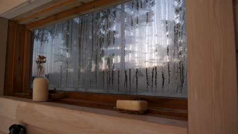 Detailaufnahme-Des-Fensterinnenraums-In-Der-Finnischen-Sauna