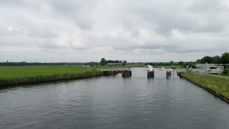 Kleine-Brücke-über-Den-Fluss-In-Den-Ländlichen-Niederlanden