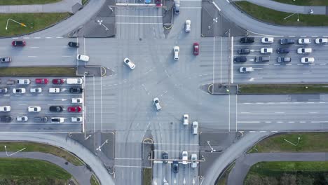 über-Straßenkreuzung-Mit-Fahrzeugen,-Die-Kreuzung-überqueren,-Hauptverkehrszeit