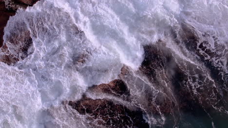 Luftaufnahme-Von-Meereswellen-Bricht-Auf-Den-Felsen