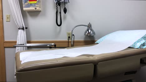 Hospital-Bed---Tools-in-Empty-Doctor's-Office-Room,-Panning-Reveal