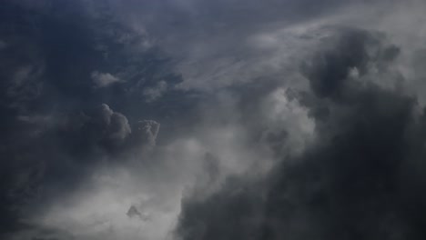 Pov-Relámpagos-Y-Nubes-Oscuras-Moviéndose-En-El-Cielo,-Tormenta